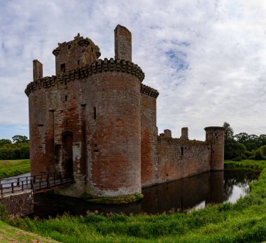 İskoçya, Dumfries ve Galloway 'deki tarihi Caerlaverock Kalesi