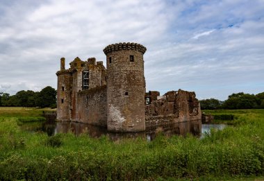 İskoçya, Dumfries ve Galloway 'deki tarihi Caerlaverock Kalesi