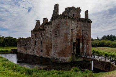 İskoçya, Dumfries ve Galloway 'deki tarihi Caerlaverock Kalesi