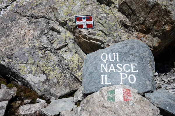 Paesana Italy June 2022 波河在这里诞生了 皮德蒙特的象征地意大利最重要的河流发源地就在这块岩石上 — 图库照片
