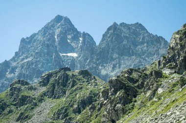 Muhteşem Monviso, Piedmont 'taki Cottian Alplerinde 3841 metrelik bir dağ.