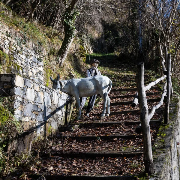 2022年12月 意大利彭德马省热那亚省古老的利古里亚村用真人大小的木雕建造了一个特色的降生场景 — 图库照片