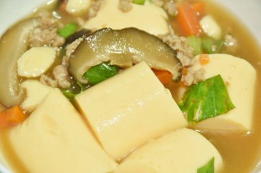 Kızarmış yumurtalı tofu, domuz eti soslu tatlı ve ekşi soslu mantar dilimi. 