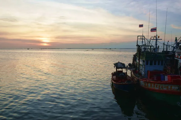 Łódź Rybacka Krajobrazem Morza Zachodzie Słońca Tajlandii — Zdjęcie stockowe