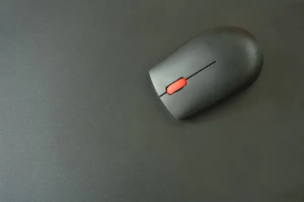 黒いラップトップの背景にグレーのコンピュータマウス — ストック写真