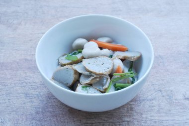 Kızarmış balık oltası ve havuçlu top.