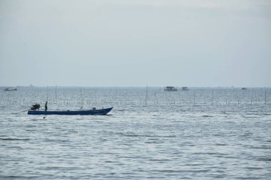 Tayland 'da gün batımında deniz manzaralı balıkçı teknesi 