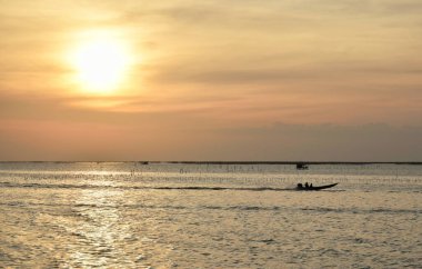 Tayland 'da gün batımında deniz manzarası 