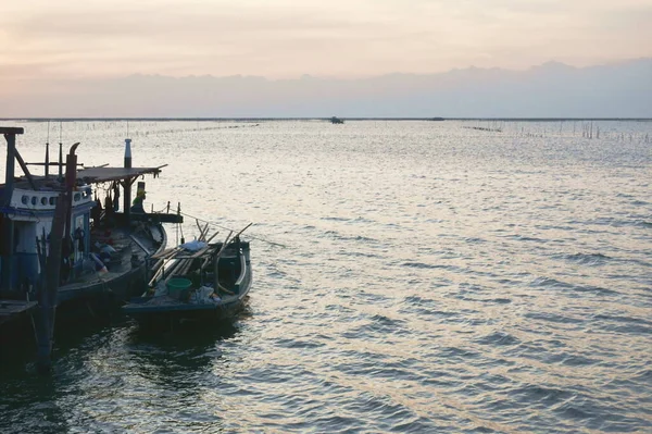 Rybářský Člun Krajinou Moře Při Západu Slunce Thajsku — Stock fotografie