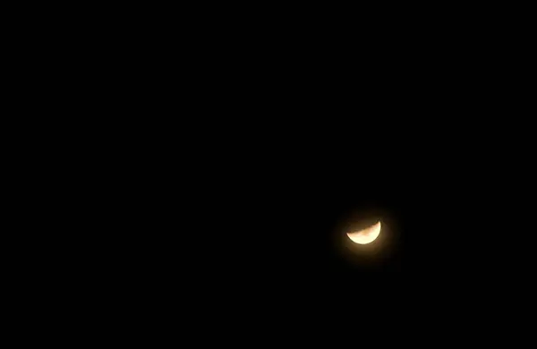 黄月在夜空中 — 图库照片