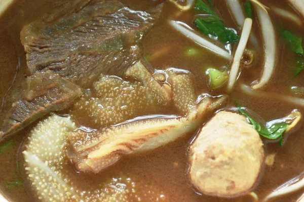 Daging Sapi Rebus Dan Bakso Dalam Sup Herbal Hitam Mangkuk — Stok Foto