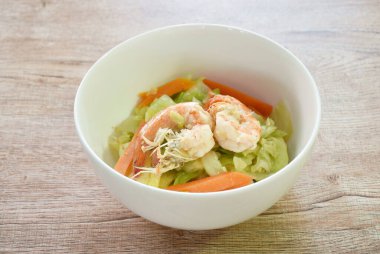 Kızarmış lahana ve havuçlu soya soslu karides. 