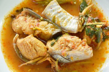 Baharatlı Maekong dev yayın balığı. Tabağında bitki ve biber var.