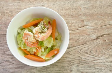 Kızarmış lahana ve havuçlu soya soslu karides. 