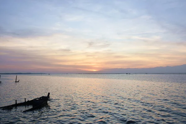 Affondare Barca Pesca Paesaggio Del Mare Tramonto Thailandia — Foto Stock