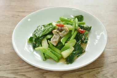 İstiridye soslu tuzlu balıklı kızarmış Çin lahanası. 