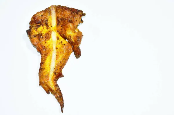 Sayap Ayam Panggang Dengan Herbal Dan Potongan Wijen Pada Latar — Stok Foto