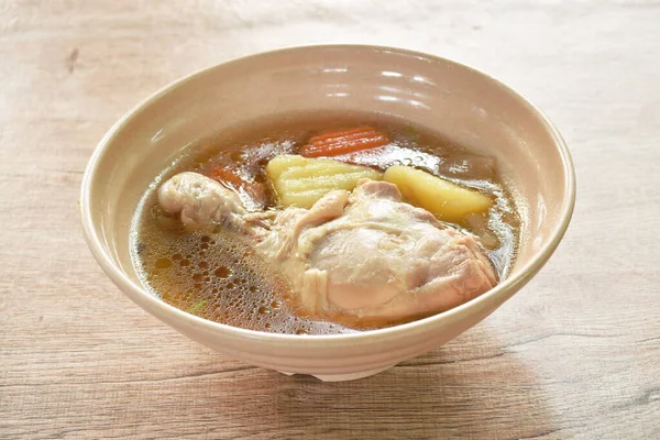 Πόδι Βραστό Κοτόπουλο Σούπα Πατάτας Μπολ — Φωτογραφία Αρχείου