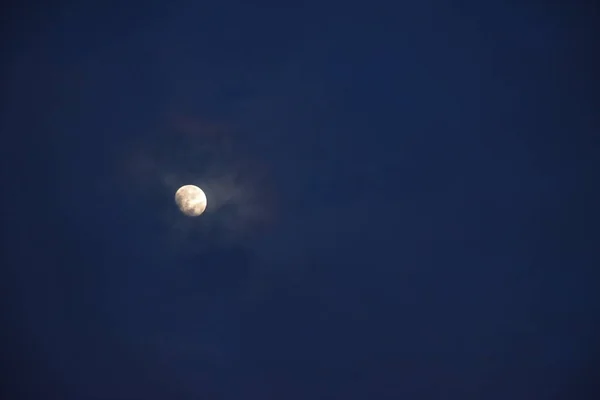 Cobertura Meia Lua Espalhando Nuvem Noite — Fotografia de Stock