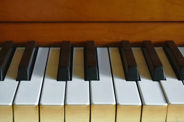 有阴影背景和纹理的房子里的钢琴键盘 — 图库照片