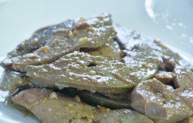 Kızarmış domuz ciğeri, sarımsaklı ve biberli.