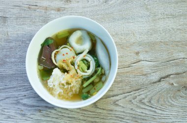 Balık etinden yapılmış erişte unu top ve sabah zaferi kasenin üzerinde.  