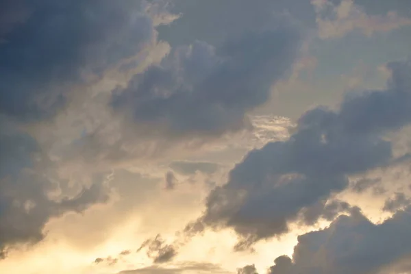 Bulutlar Gün Batımında Yayılıyor — Stok fotoğraf