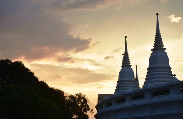 Weiße Pagode Bei Sonnenuntergang Wat Prayurawongsawas Warawihan Thailand — Stockfoto