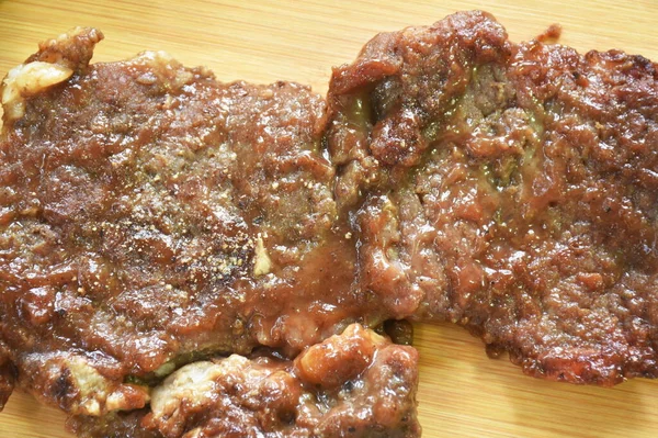 Grilované Hovězí Steak Dresink Grilovací Omáčka Hranolky Salát Sekání Bloku — Stock fotografie