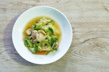 Tabakta saman mantarlı kızarmış brokoli ve havuç karıştır.   