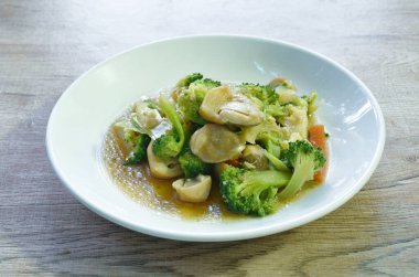 Tabakta saman mantarlı kızarmış brokoli ve havuç karıştır.   