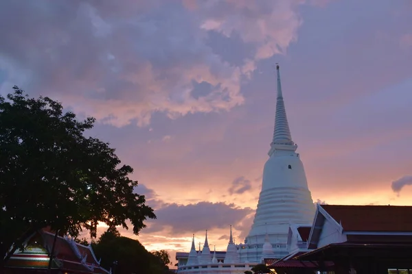 Vit Pagoda Solnedgången Wat Prayurawongsawas Warawihan Thailand — Stockfoto