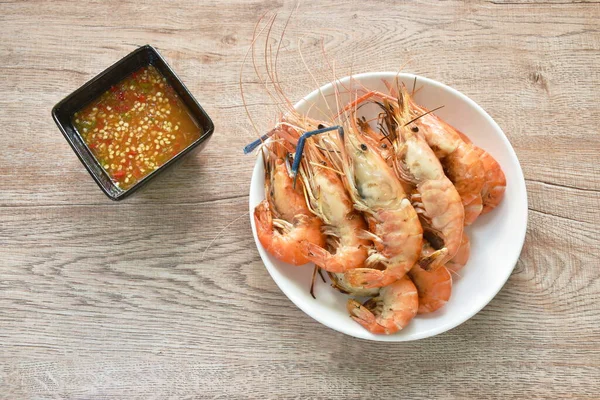 stock image grilled river shrimp arranging with fresh lettuce on plate dipping spicy sauce