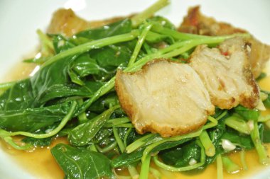 Baharatlı Çin lahanası, yanında dilimlenmiş soya fasulyesi ve istiridye sosu.