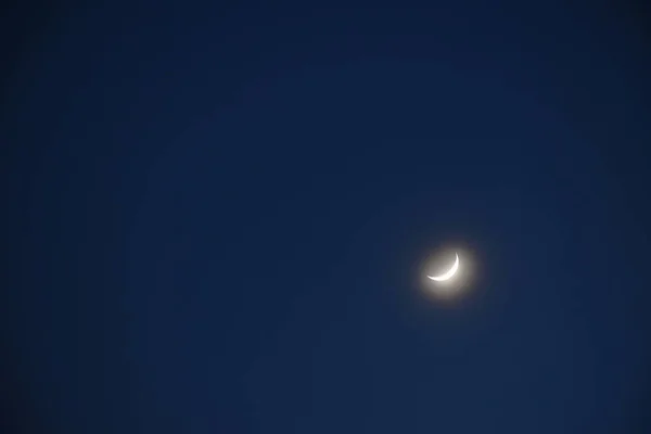 夜空中的半个月亮 — 图库照片