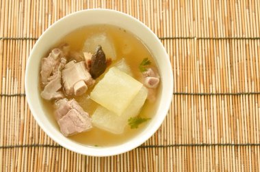 Domuz kemikli kavun ve kasede siyah mantar çorbası.