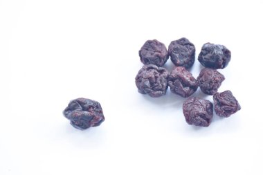 Kuru Tayland eriğinin tadı tatlı ve ekşi. Beyaz arka planda düzenlenmiş.