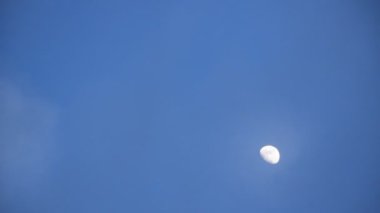 Gece gökyüzünde bulutlu yarım ay