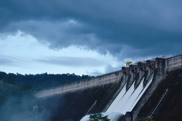 태국의 콘크리트 댐에서 쏟아져 내리는 — 스톡 사진