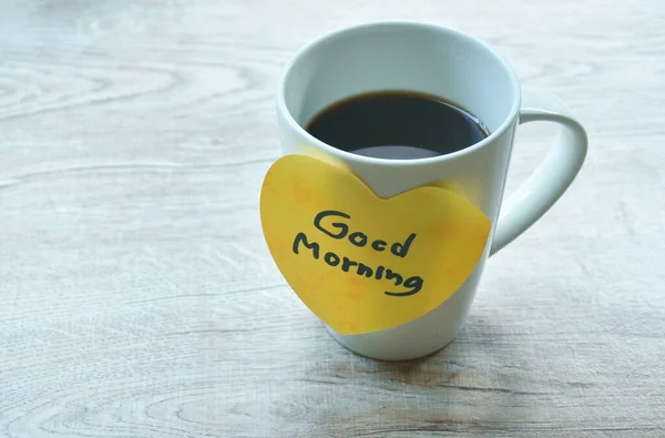 Vara Xícara Café Preto Bom Dia Mensagem Papel Amarelo Mesa — Fotografia de Stock