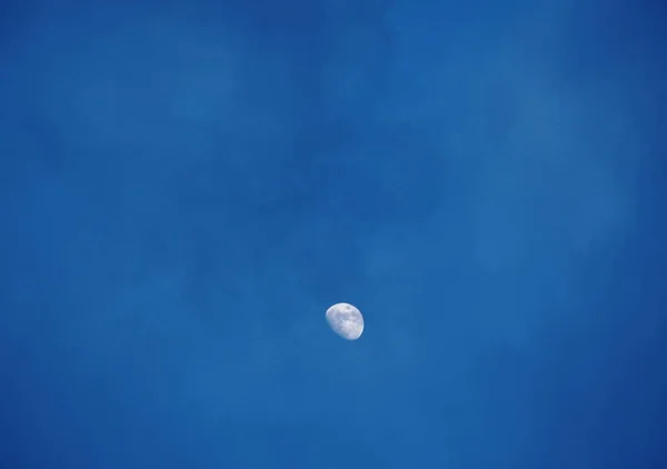 夜の黄昏時の空の半月 — ストック写真