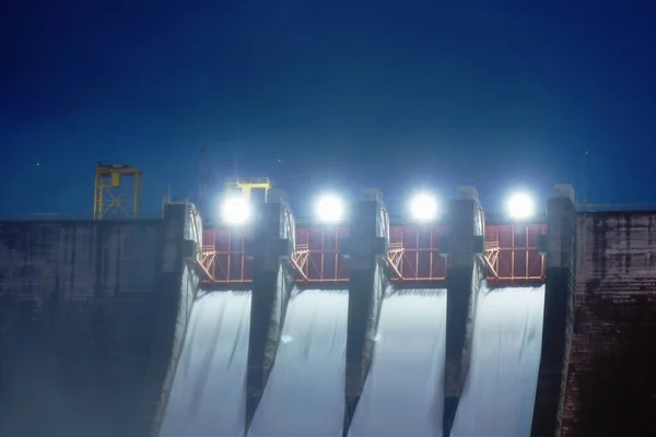 태국의 콘크리트 댐에서 쏟아져 내리는 — 스톡 사진
