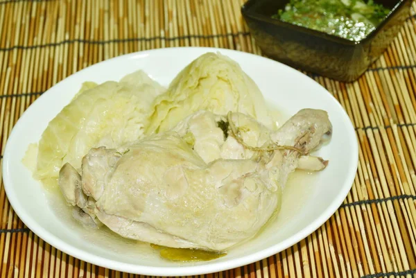 Gotowane Parze Pikantne Uda Kurczaka Nogi Kapustą Zupie Ziołowej Talerzu — Zdjęcie stockowe