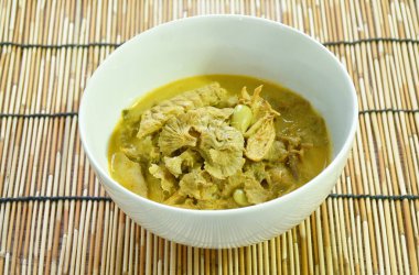 Baharatlı haşlanmış ızgara mantar, kızarmış uskumru balığı ve Nitta ağacı tohumu ya da Hint cevizi sütlü köri çorbası Tayland güney yemeği. 