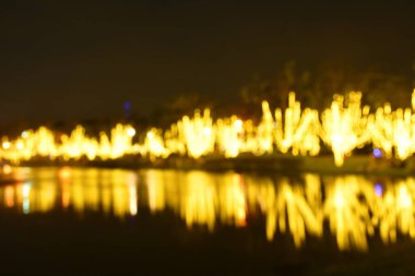 Nehir zemin ve dokusu üzerindeki dekorasyon ışığının bulanık ışığı