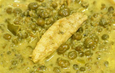 Hindistan cevizi sütü ve köri çorbasında ızgara uskumru balıklı haşlanmış Cassia yaprağı veya Tayland bakır kapsülü.