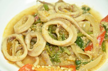 Yumurtalı baharatlı kalamar ve tabakta köri.