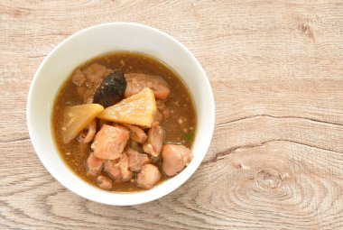 Ananaslı haşlanmış tavuk eti ve tatlı kırmızı sos güveci.