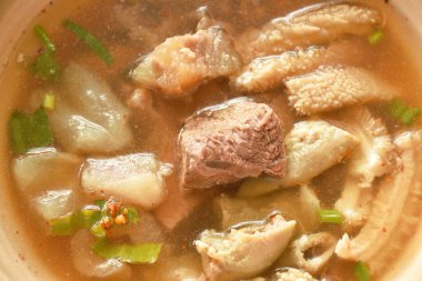 Kaynamış biftek ve kase üzerinde org.