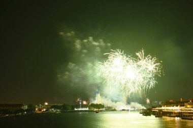 new year sayım Tayland Şafak Tapınağı'nda üzerinde havai fişek
